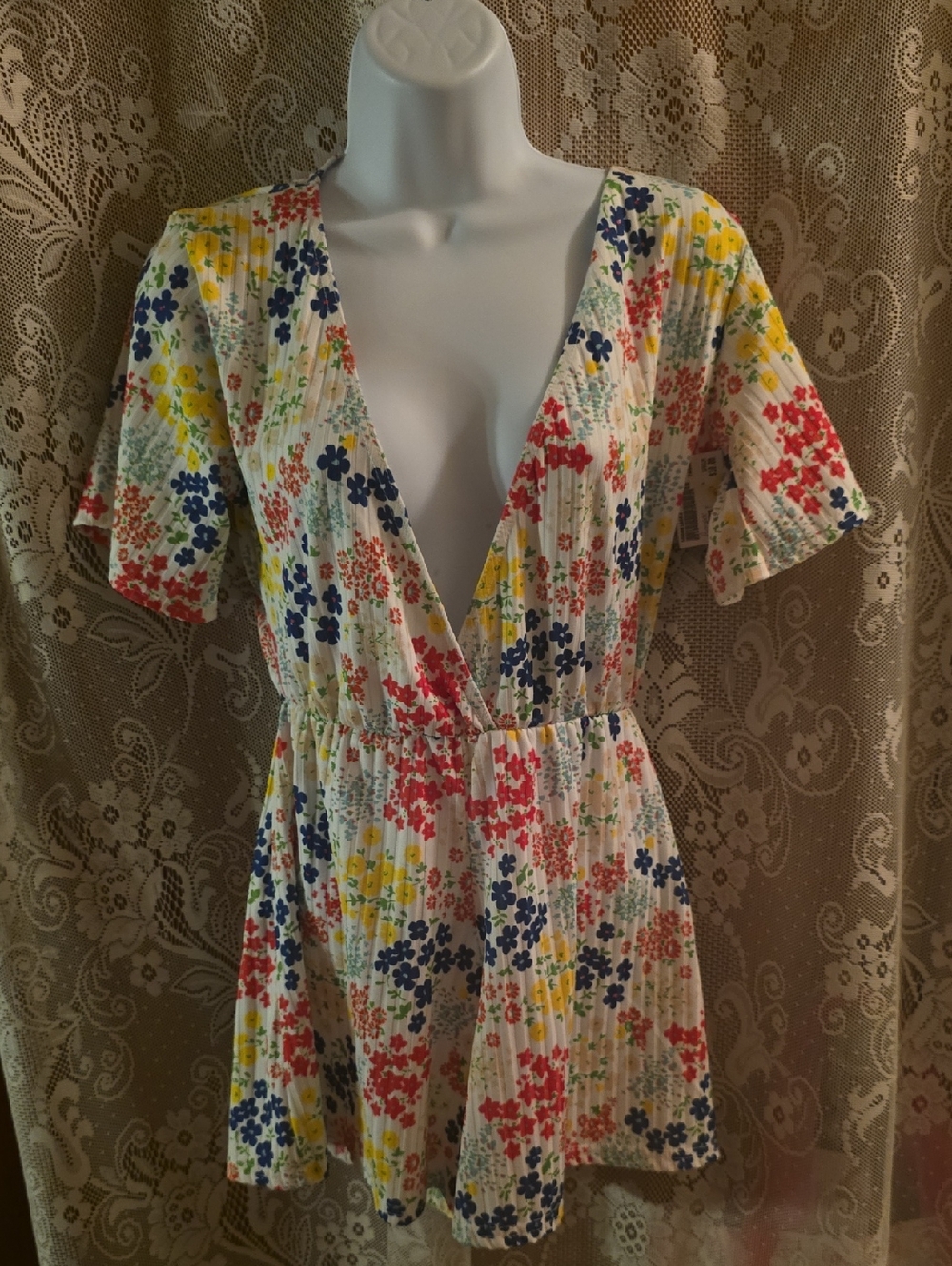New PrettyLittleThing Women's Size 4 White Blue Pink Yellow Floral‎ Romper